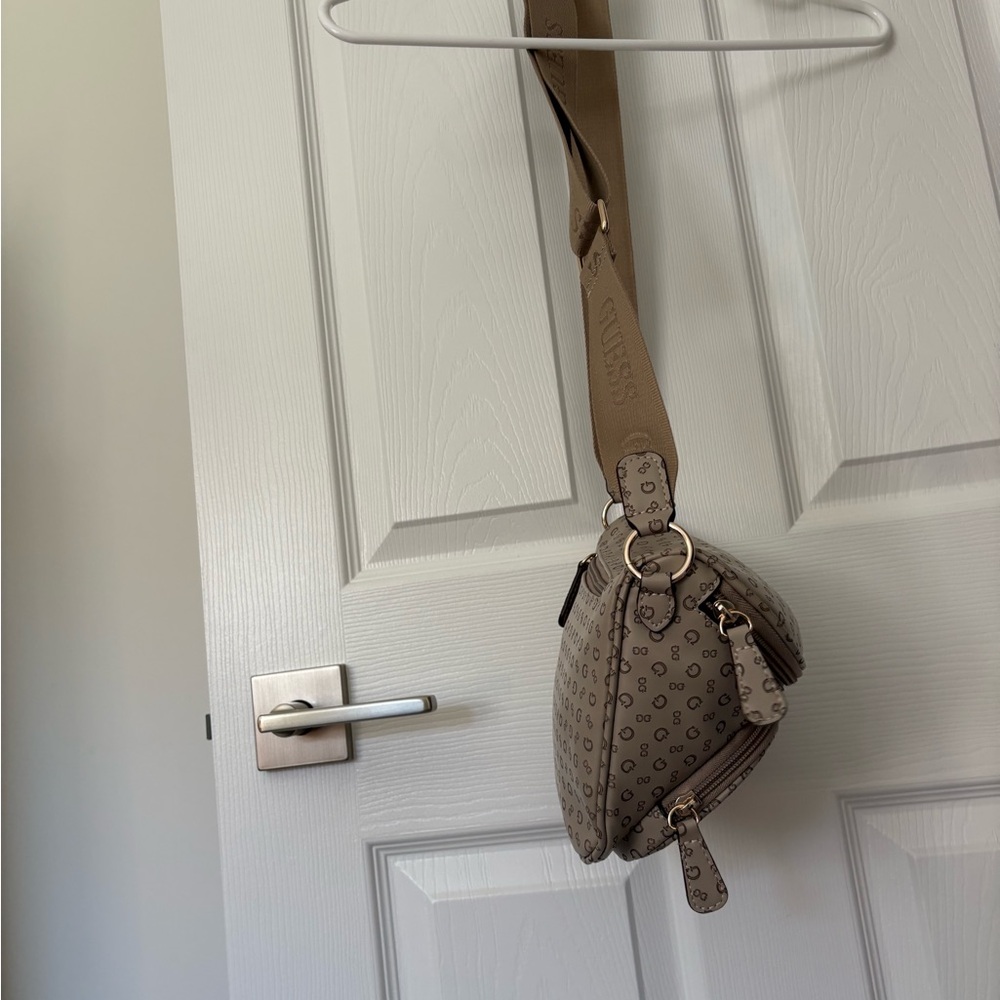 NWT Guess Taupe Logo Crossbody Bag - Picture 4 of 5